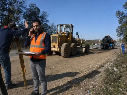 برداشت نقشهبرداری کنار گریدر، حین اصلاح مسیر