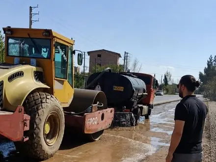 غلتک و فینیشر در حال اجرای لایهٔ آسفالت