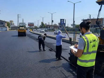 اجرای آسفالت در محور شهری، با غلتک پشت فینیشر