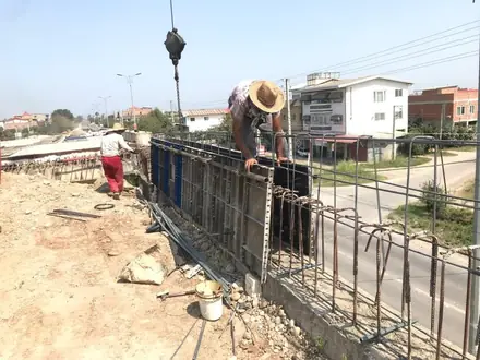 قالب و آرماتور دیوار حائل کنار محور