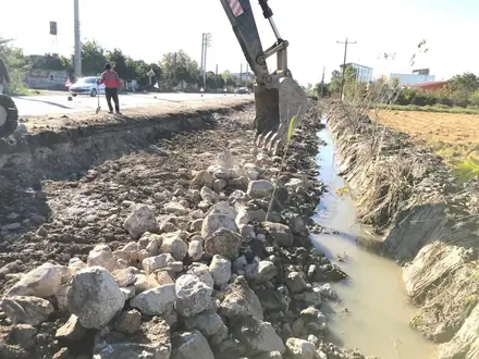 لایروبی کانال سنگچینشده با بیل مکانیکی